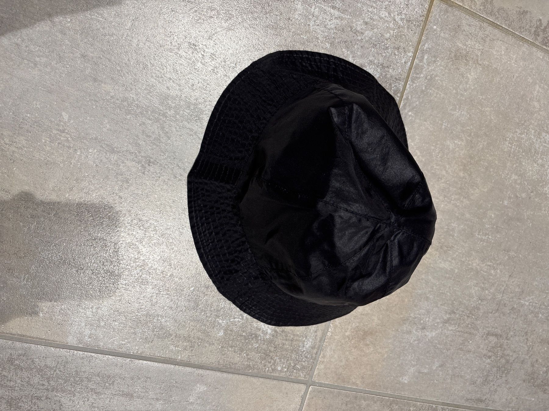 Hüte, Mützen & Caps: Schwarzer Bucket Hat, stylischer Sonnenhut – Gebraucht aus Bülach von Jackybabue 1