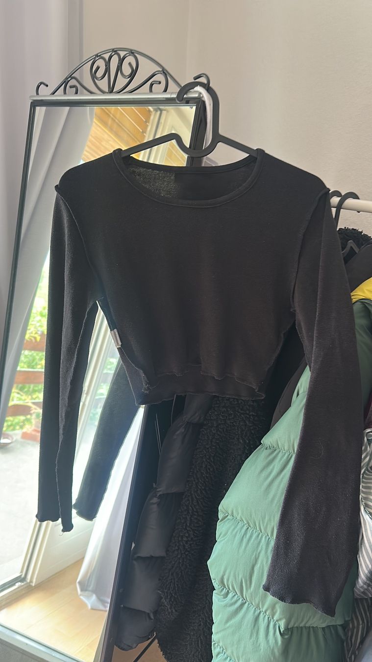 Tops: Haut crop top noir – D'occasion à Péry par dou_s9hs