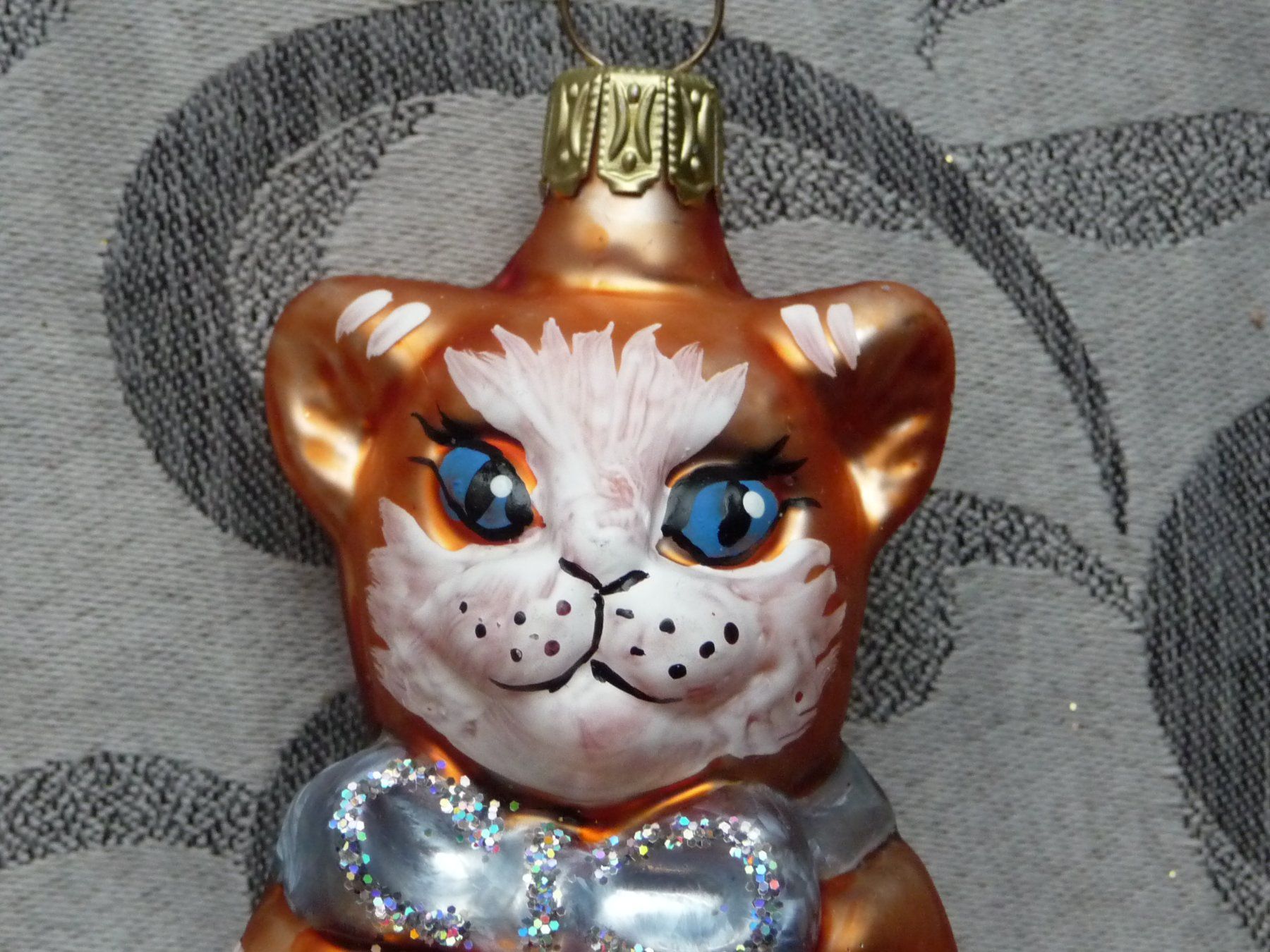 Tutte le decorazioni: orange Katze mit hellblauem Ball Christbaumschmuck – Nuovo e nell'imballaggio originale da Alpnach Dorf venduto da marvo 1