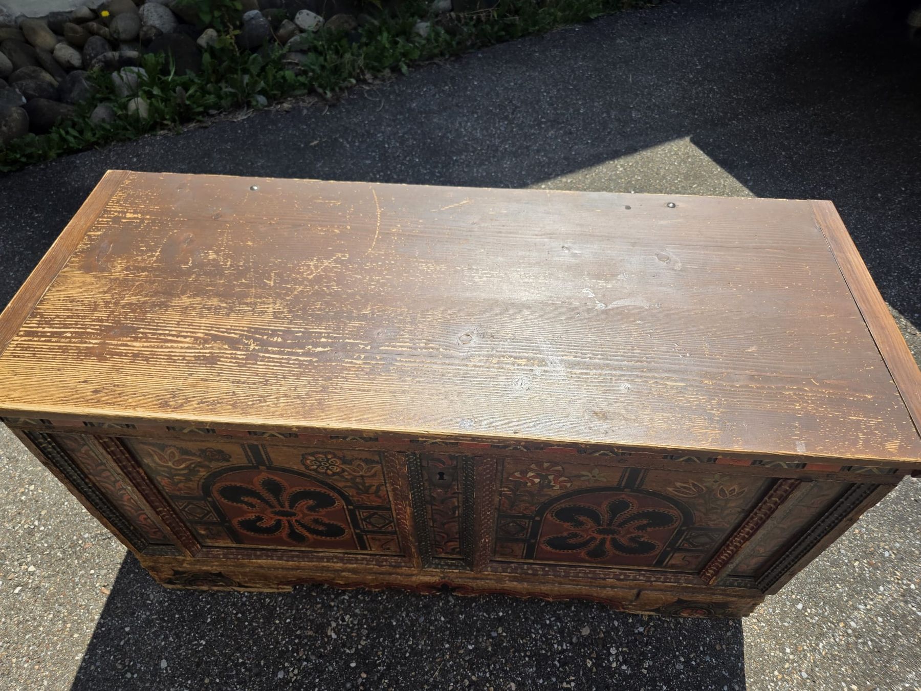 Truhen: Sehr alte Holztruhe – Gebraucht aus Hasle LU von Auctions_Hunters 1