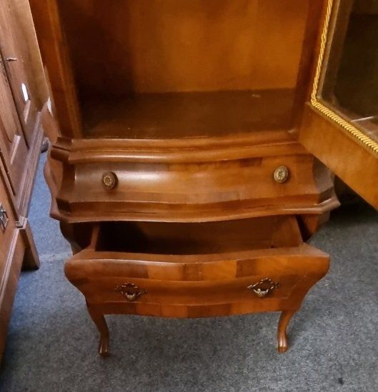 Vetrine: Schöne Stilmöbel Vitrine Nussbaum – Usato da Flums venduto da Flumsantik 3