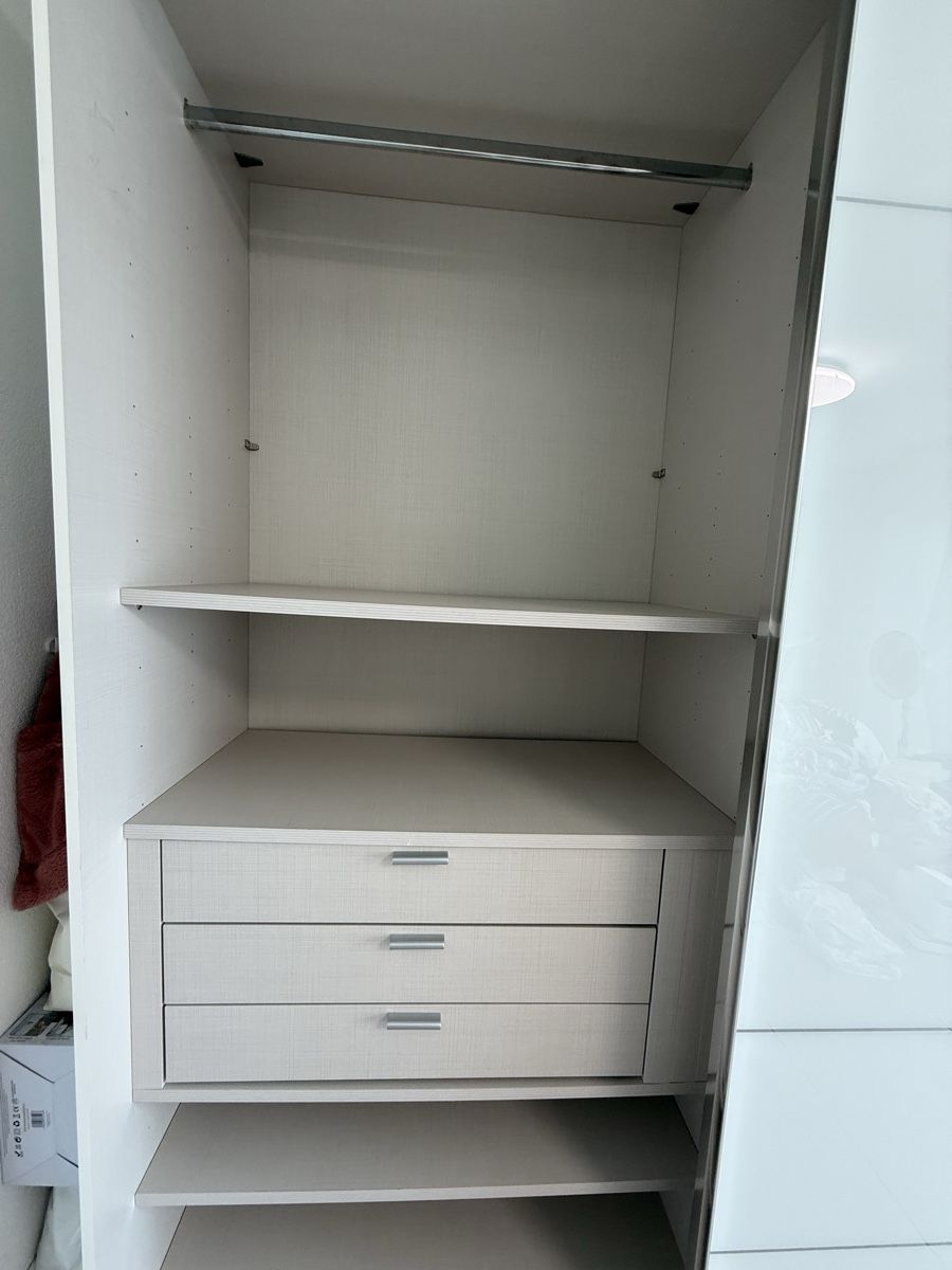 Schränke: Moderner Kleiderschrank mit Schiebetüren & Glasfront – Neu (gemäss Beschreibung) aus Lengnau BE von aya_2tvj 5
