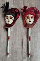 2 venezianische Masken an Holzstab