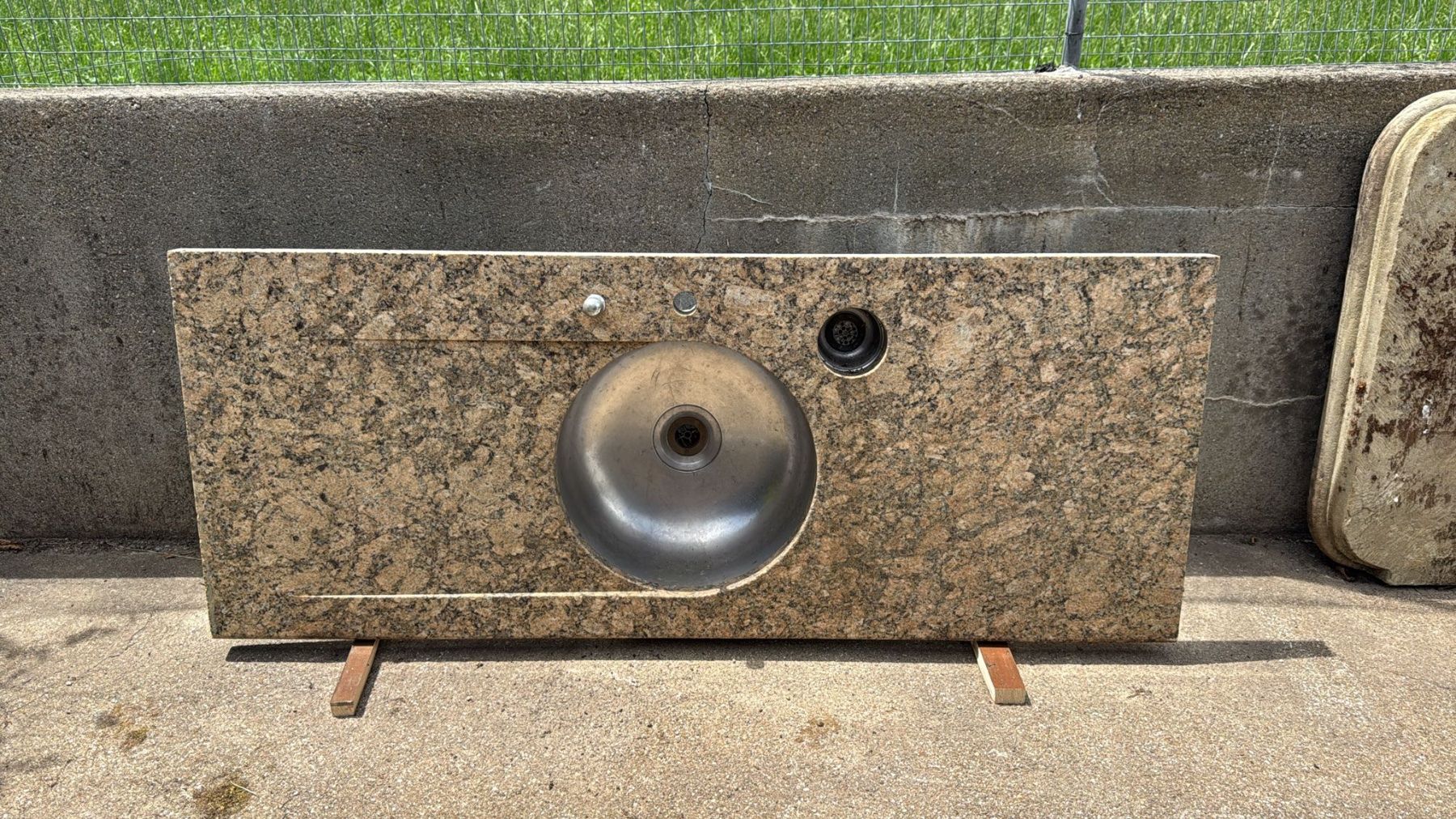 Steine & Dachziegeln: Granitabdeckung mit Spülbecken – Gebraucht aus Sachseln von BONATI01