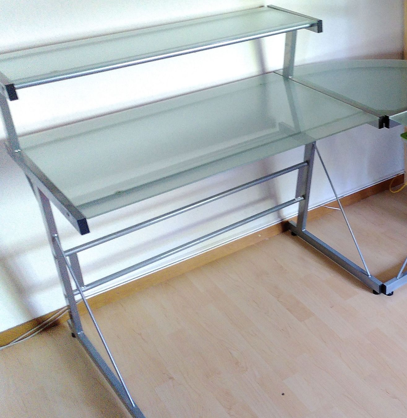 Ikea Scrivanie: Glass desk with metal frame, L-shape, good condition – Usato da Estavayer-le-Gibloux venduto da Soldier9945
