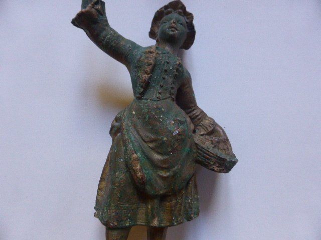 Statuette: Antike Messing-Figur,Marktfrau,Mode,Korb,Aufsatz – Usato da Lausen venduto da liesfisch 6