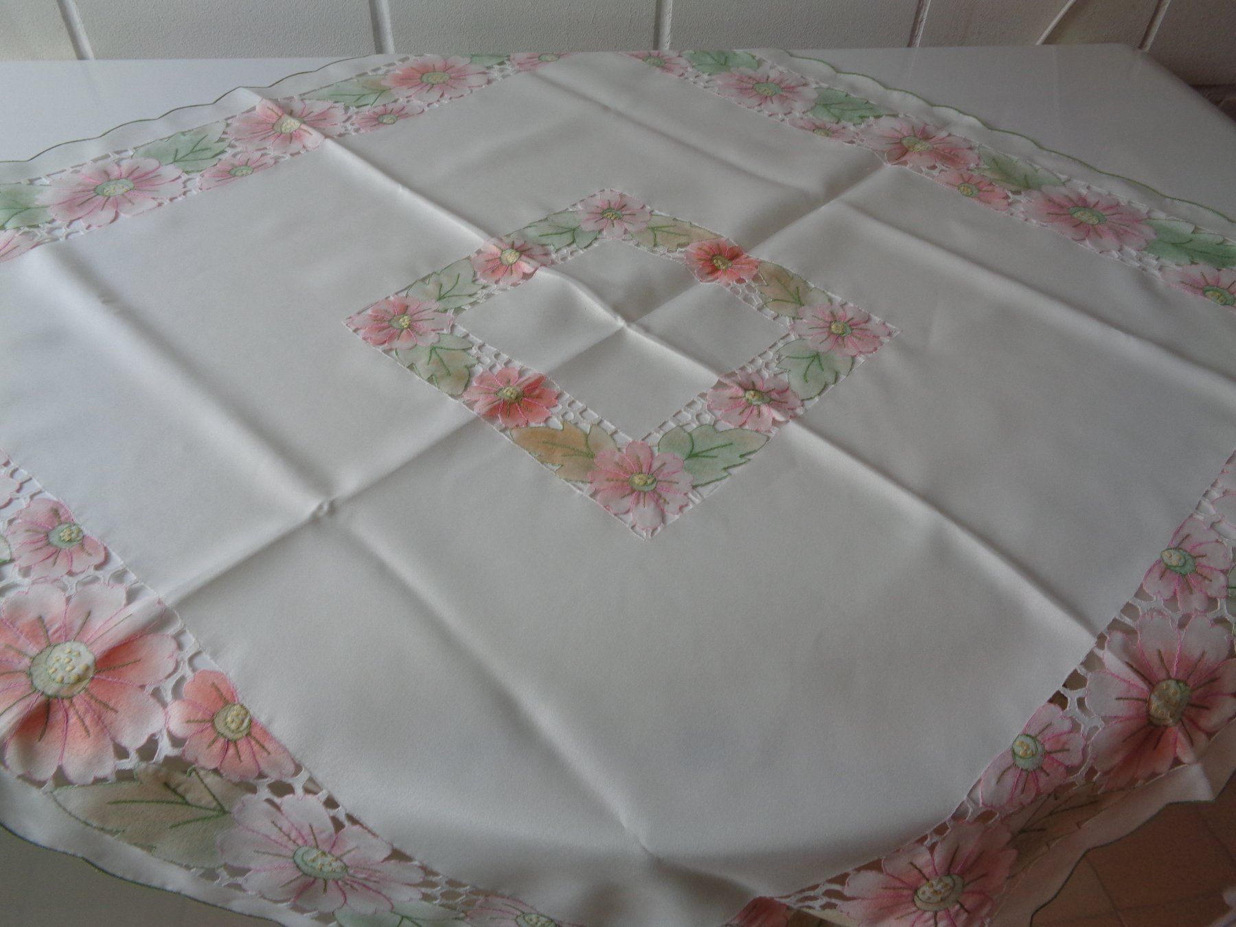 Sonstige Tischwäsche: Tischdecke Mitteldecke Blumen, durchbrochen, 85 x 85 cm – Gebraucht aus Wiesendangen von Gullfoss 4