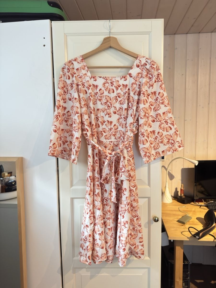 Kleider: Sommerliches Kleid mit Blumenmuster – Gebraucht aus Muotathal von mar_9j7g 1