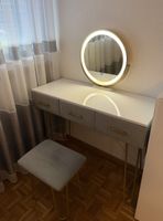 Schminktisch mit beleuchtetem Spiegel und Hocker
