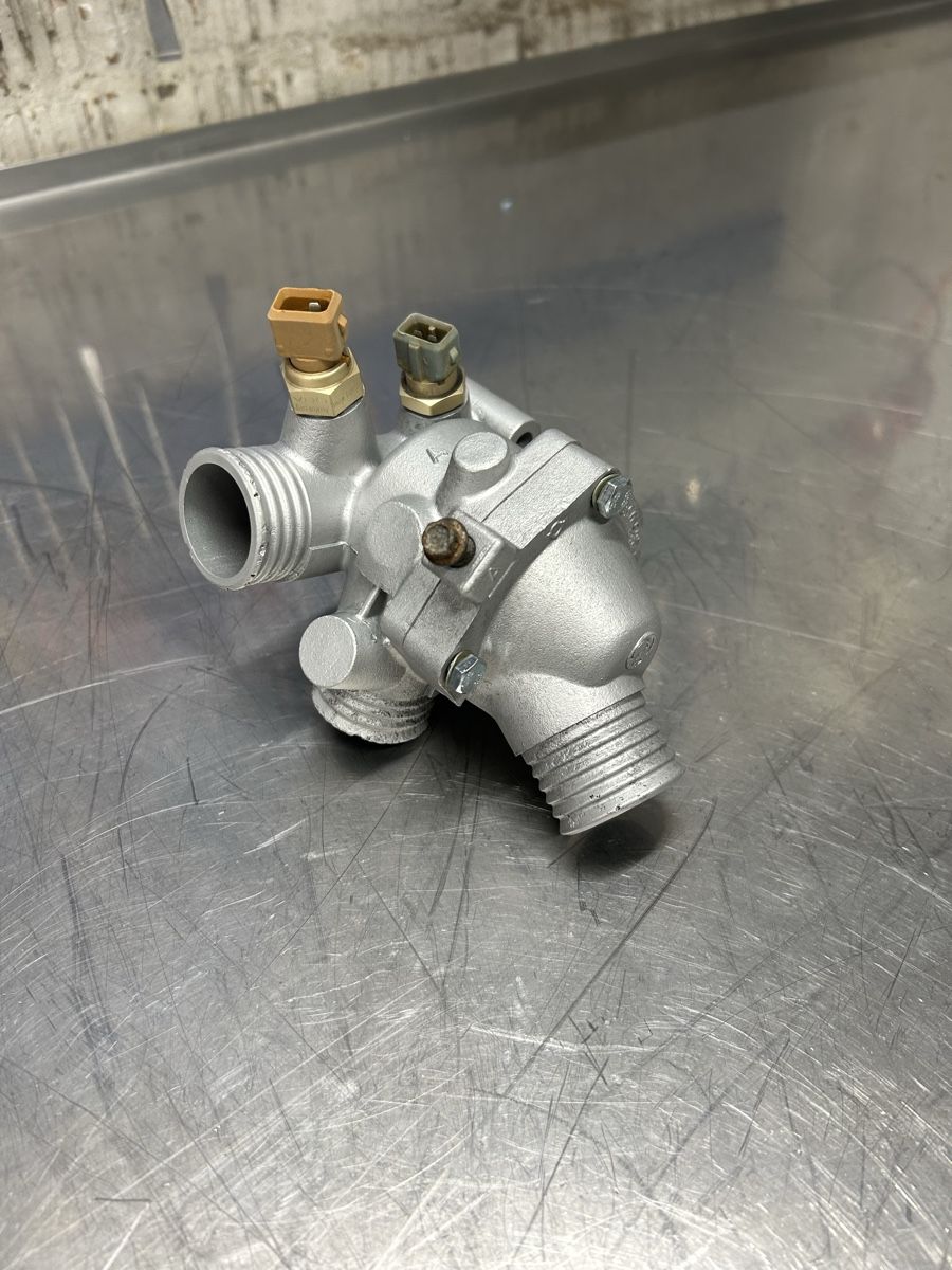 BMW Tutti pezzi di ricambio auto: BMW e30 M20b25 Thermostatgehäuse – Usato da Nürensdorf venduto da renato92