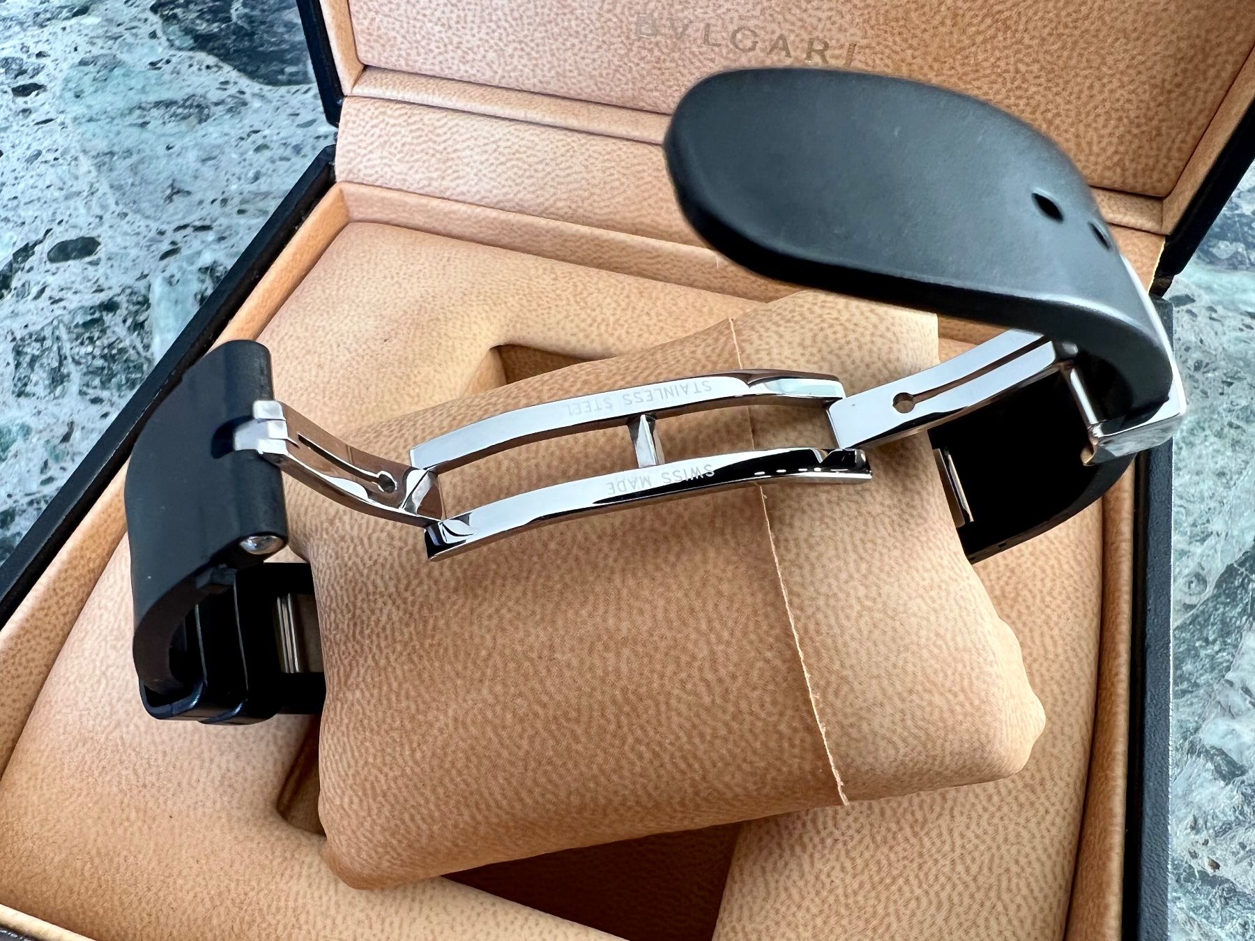 Bulgari Uhren: BULGARI Rettangolo Automatic, vulcanised rubber&steel strap – Gebraucht aus Le Mont-sur-Lausanne von LycaGallery 8