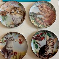 4 grosse Porzellanteller (Katzen) f/Puppenstube. NP 28.00.
