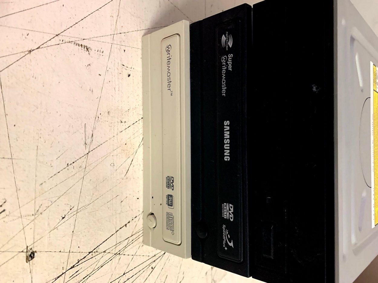 Alle DVDs: 3 DVD ROM Drive mit kabel – Gebraucht aus Emmen von newdeal1970 5