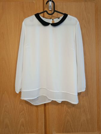 Weisse Bluse mit schwarzem Kragen | Grösse M