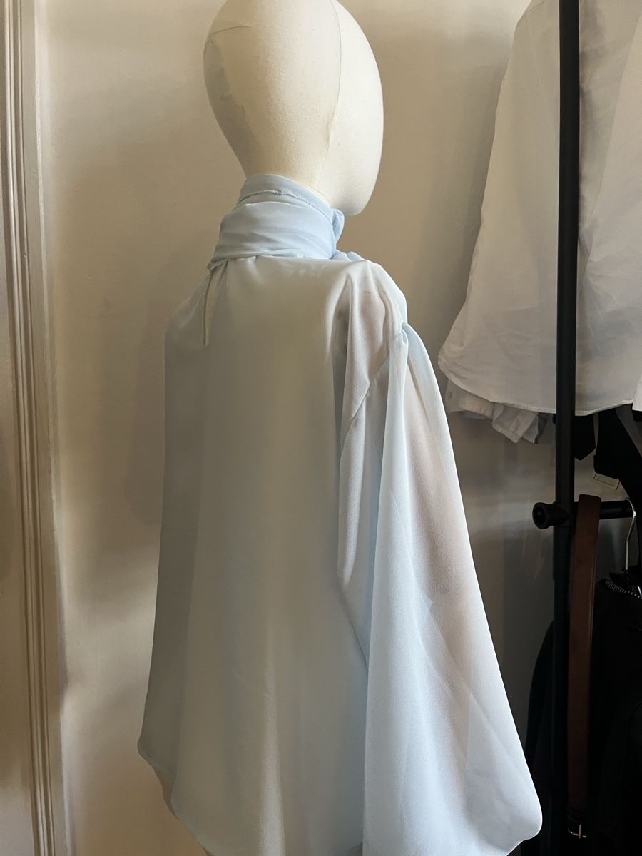 Camicette: Self sown Light Blue Chiffon Blouse with Tie – Usato da Zürich venduto da Melina.A 4