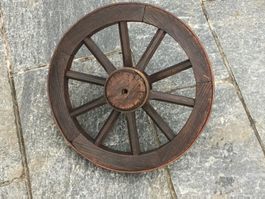 Altes antikes Wagenrad