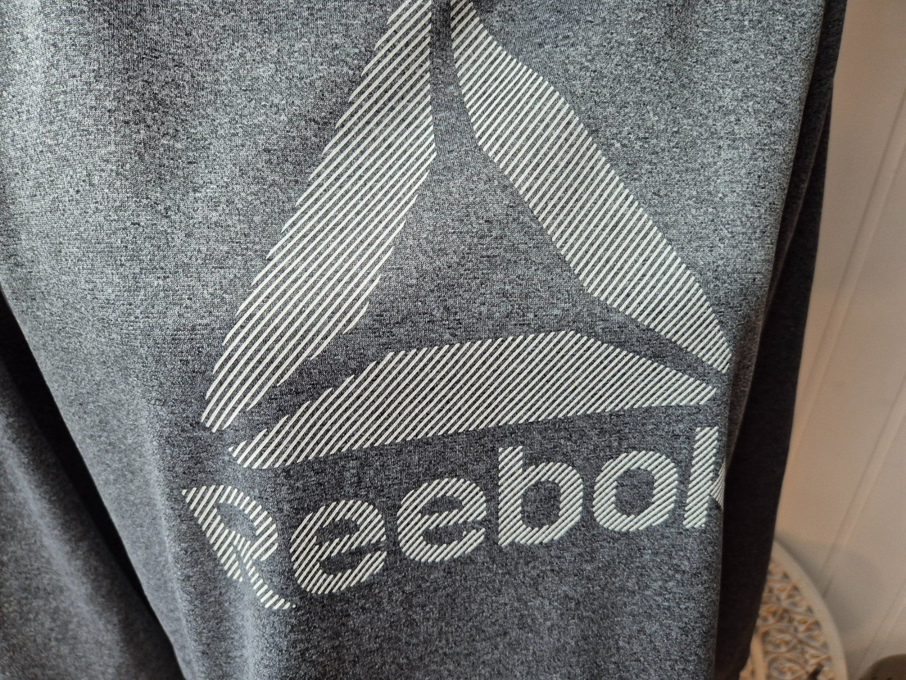 Reebok Maglioni & Felpe: REEBOK pullover grau Grösse L – Usato da Niederweningen venduto da Obson 2