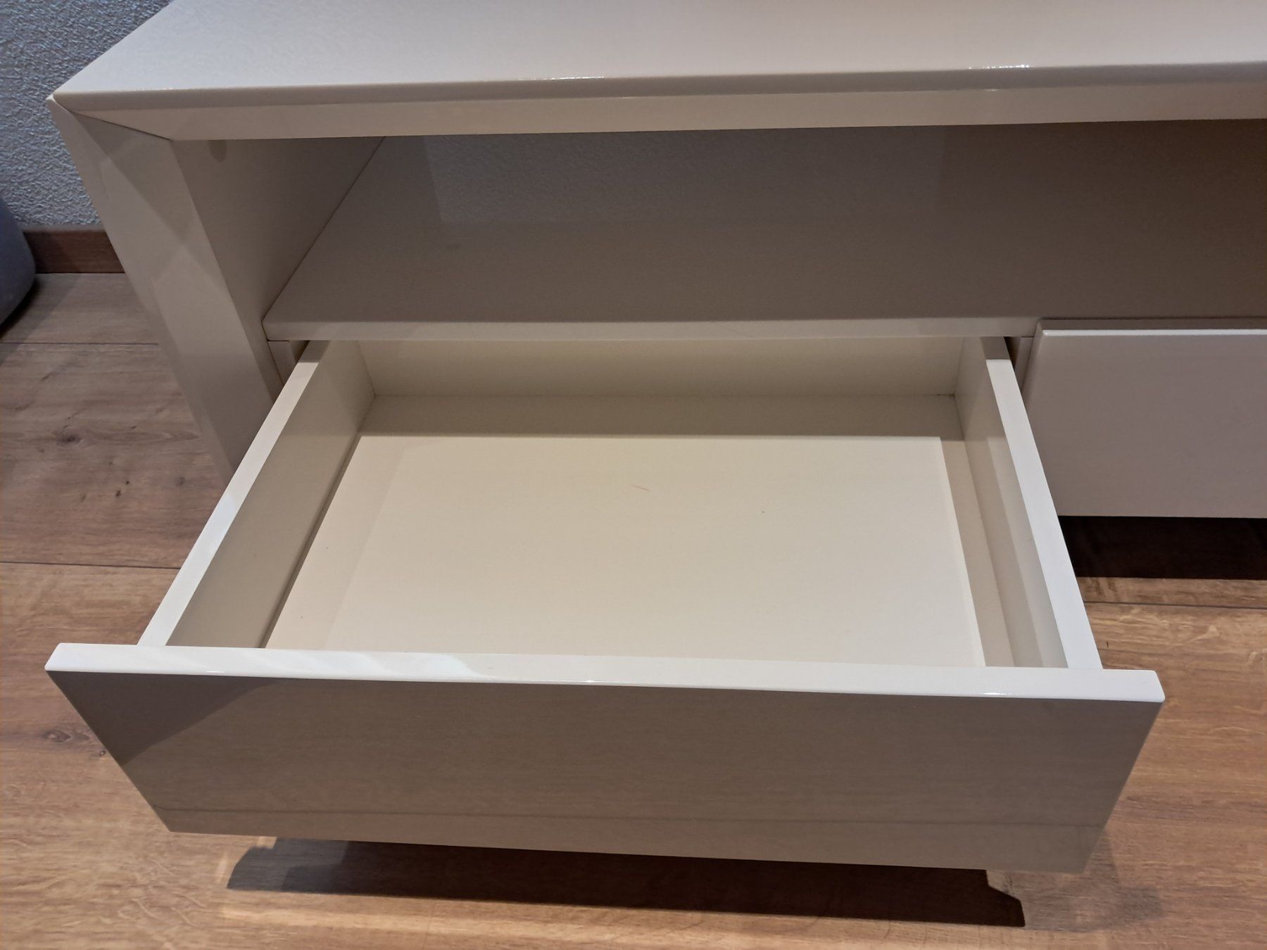 Mobili TV: TV-Möbel (Sideboard) in Farbe weiss hochglanz – Usato da Unteriberg venduto da elala84 2