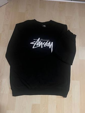 Sweatshirt der Marke Stüssy