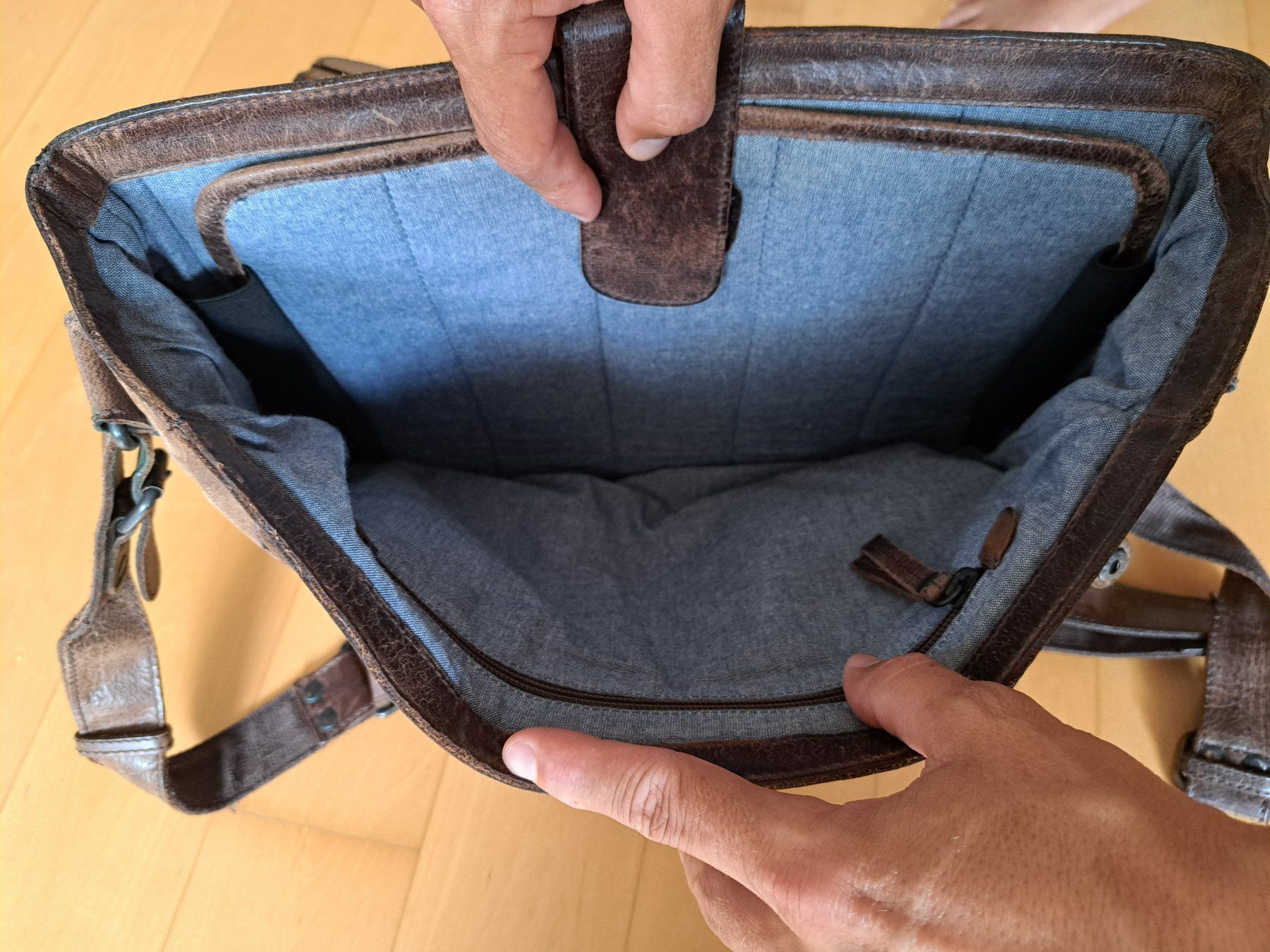 Aunts & Uncles Taschen: Echtleder-Umhängetasche unisex "Aunts & Uncles" – Gebraucht aus Altdorf UR von Petsig83 4
