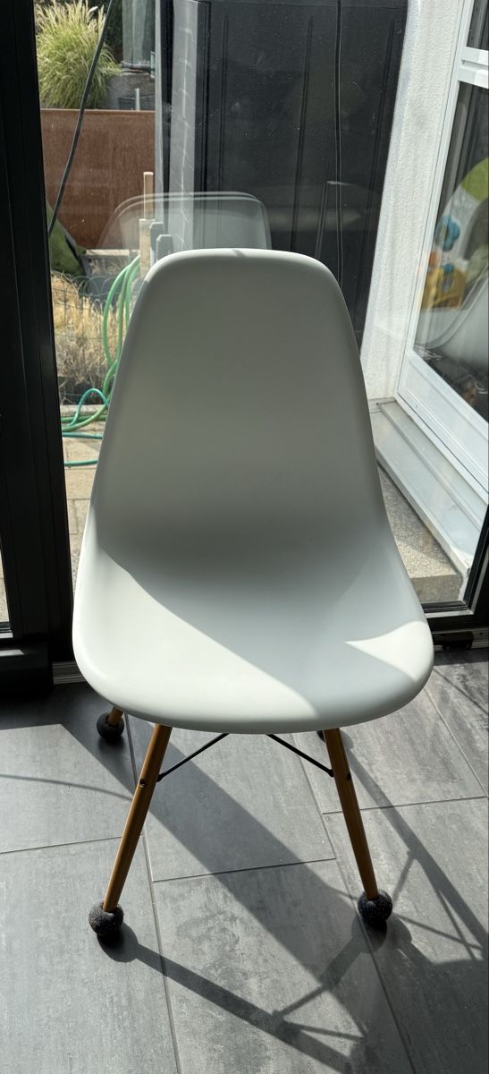 Stühle: Chaise Vitra Eames blanche pieds bois – Gebraucht aus Kleinbösingen von kal_gjd6