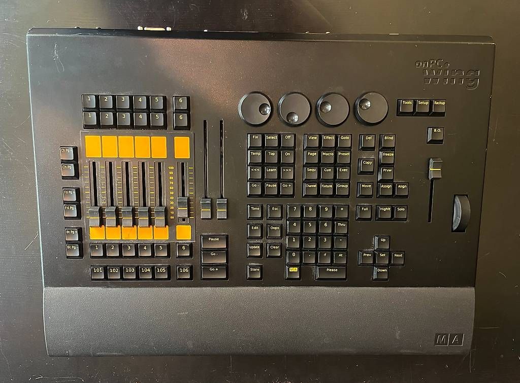 Console di mixaggio: MA Lighting onPC command wing Lichtpult inkl. Case – Usato da Bern venduto da AtelierFederweg