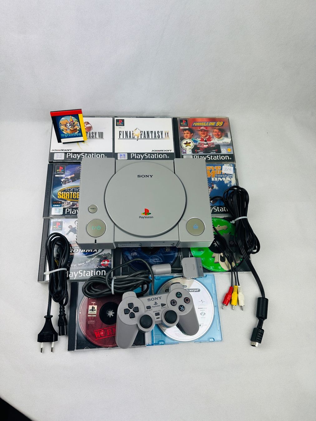 Sony Console: PS1 Bundle Konsole 11 Spiele + Dualshock Controller Konvolut – Usato da Kappel SO venduto da MyFunBox