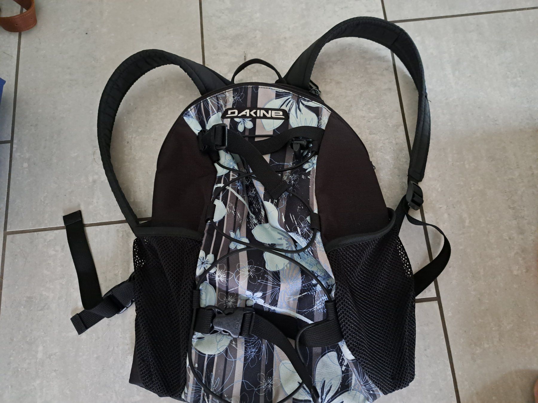 Dakine Rucksäcke: Dakine Rucksack schwarz mit Blumen – Gebraucht aus Killwangen von