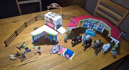 Schleich - Pferde mit Stall und viel Zubehör