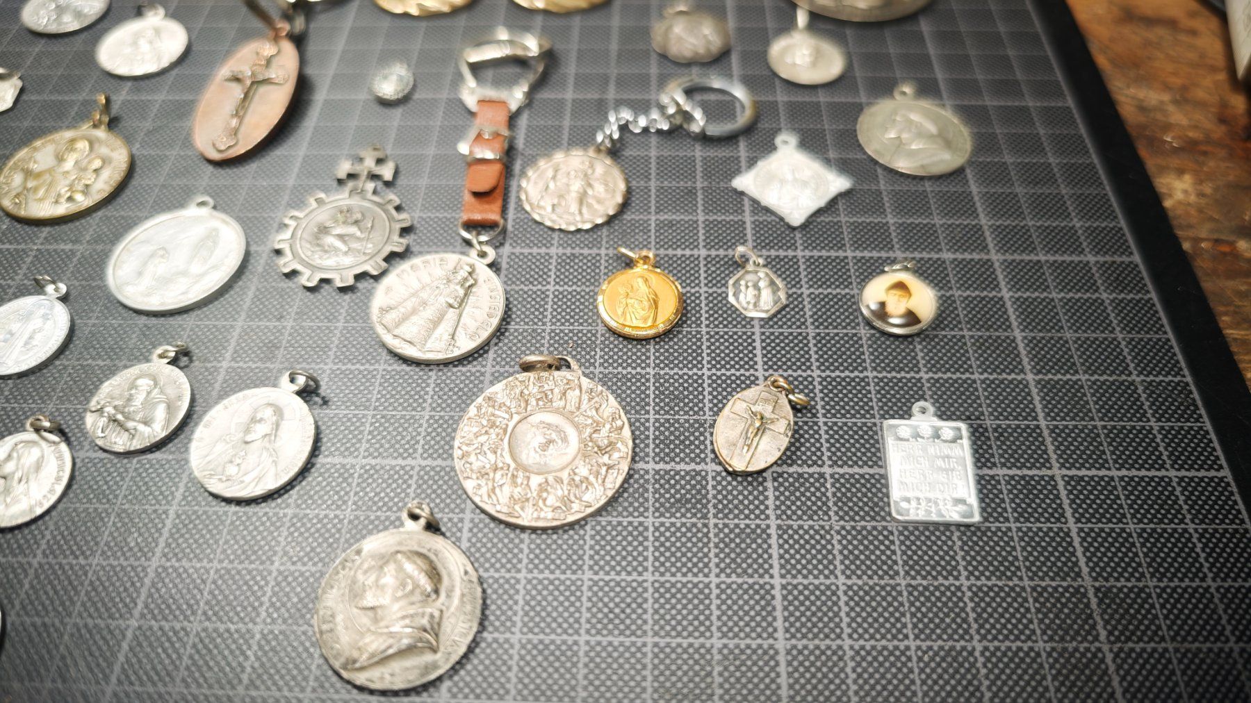 Medaglie: 50ig Wunderschöne alte Anhänger diverse Materialien – Usato da Gelterkinden venduto da MYSTOREFORYOU4460 9