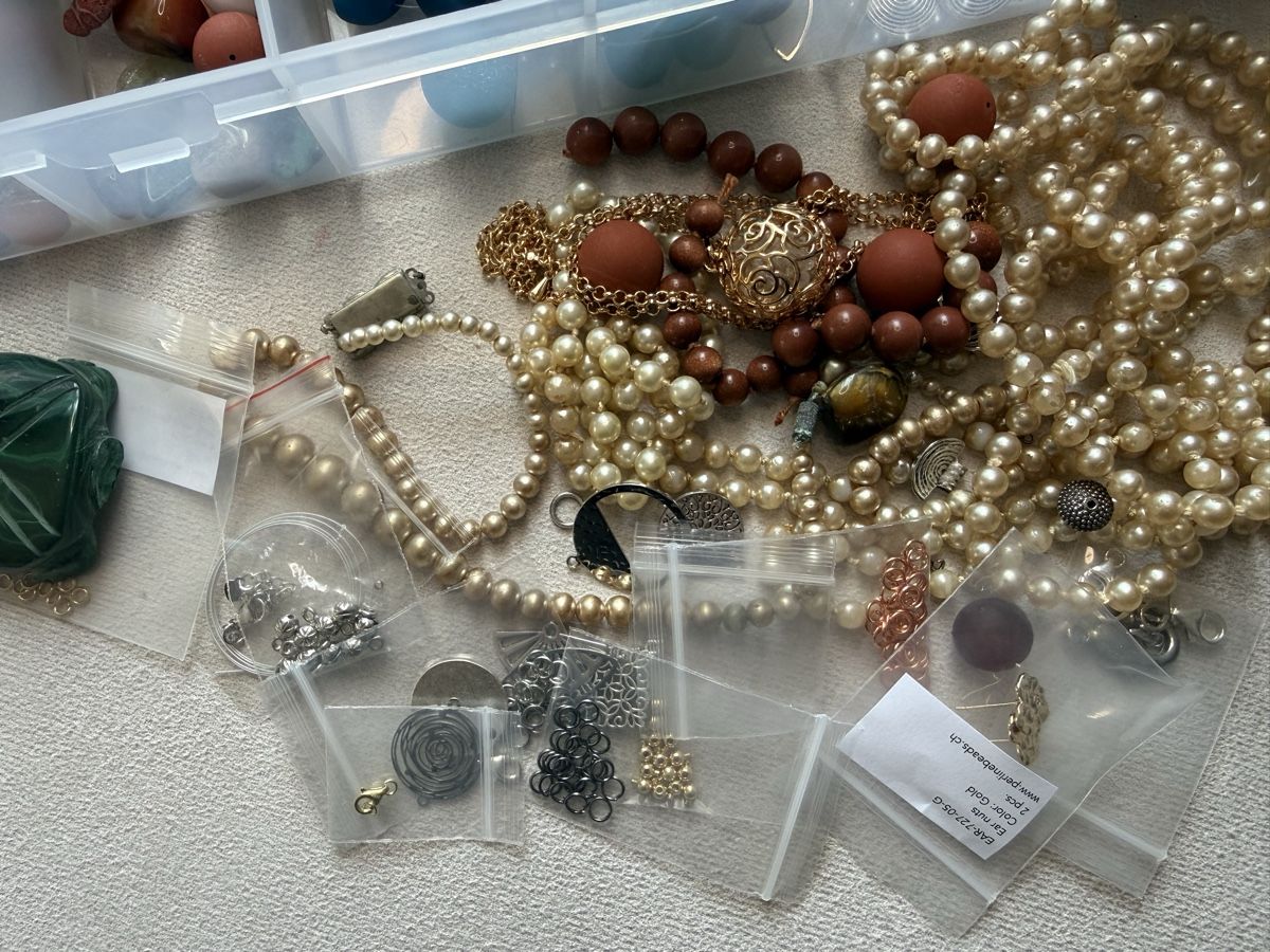 Altri gioielli: Box- Lot Perlen und Schmuckteile sortiert, DIY – Usato da Lamone venduto da LaCantinaMagica 2