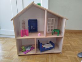 Maison de poupées en bois avec accessoires/ Wooden dollhouse