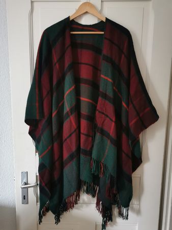 Weicher, warmer Poncho mit Fransen, Bordeaux/Grün kariert
