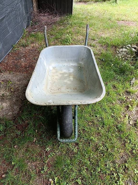Brouettes: Schubkarre / Gartenkarre verzinkt – D'occasion à Steckborn par AusbilderLoretzGmbH