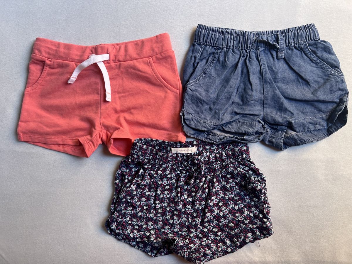 Pantaloni: 3 Shorts Gr 104 – Usato da Bülach venduto da sunnyflower25