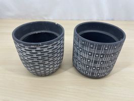 Lot de pots de plantes grises à motifs