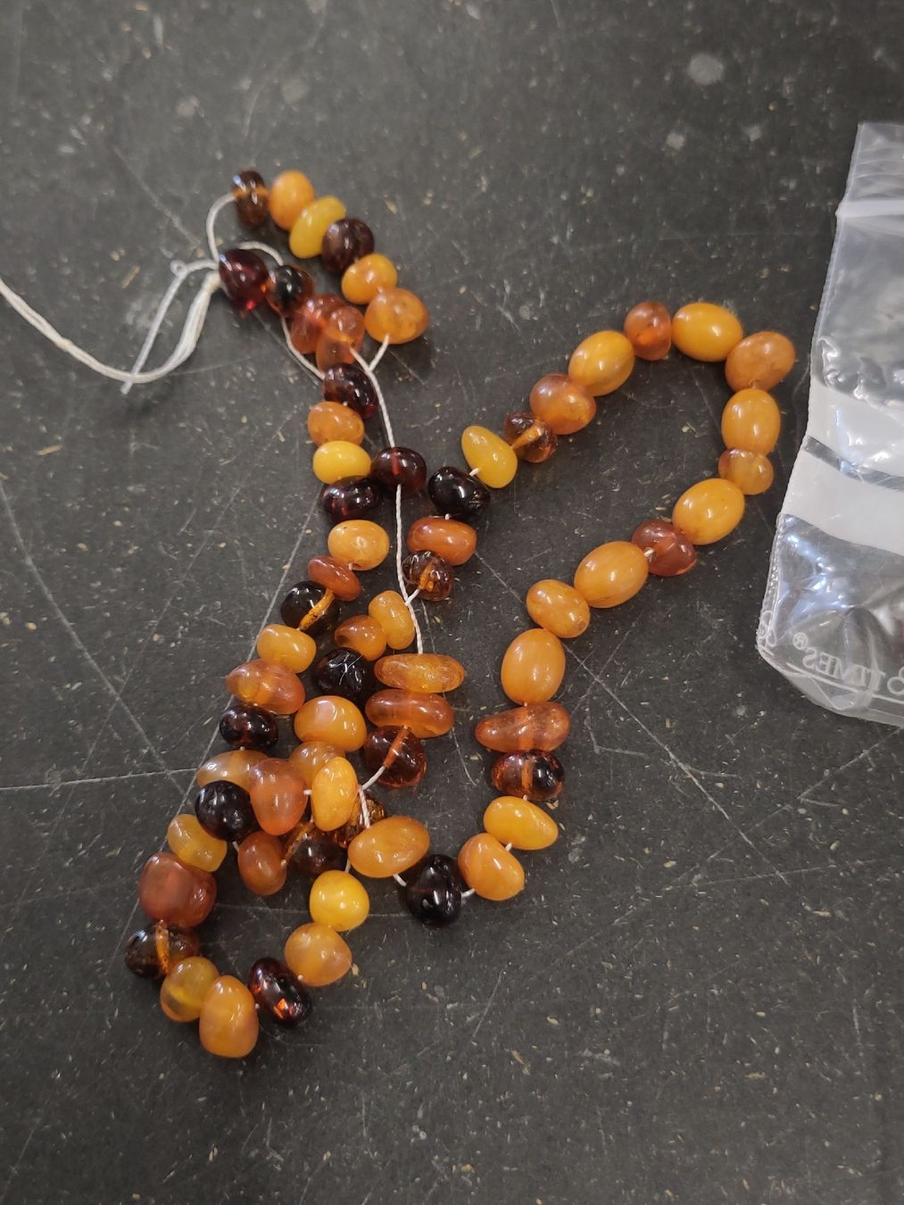 Catenine: Bakelit Halskette verschiedene Orange/Rottöne – Usato da Pratteln venduto da Cartonsducoeur_bl