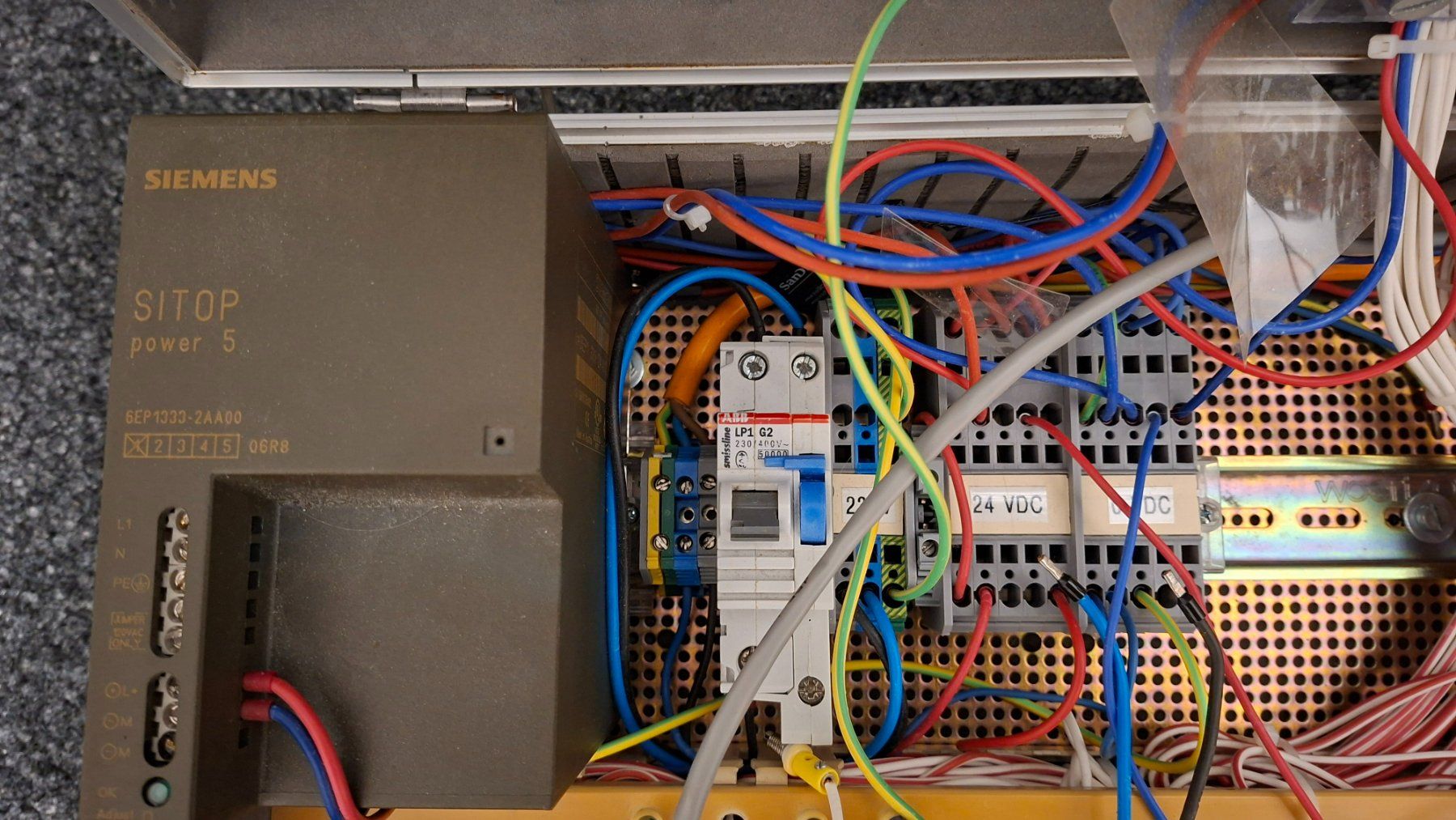 Siemens Componenti elettronici: Siemens SPS Steuerung Simatic Koffer mit Software + 2 Panel – Usato da Münsingen venduto da Seedy 9