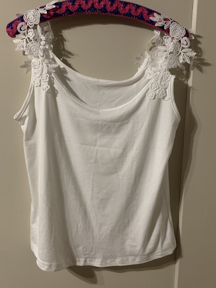 Tops: Weiss Top Blumenapplikation Grösse M gebraucht  – Gebraucht aus Laufen von Nivo33 3