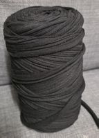 Schwarzes Textilgarn, ideal für DIY Projekte im Herbst!