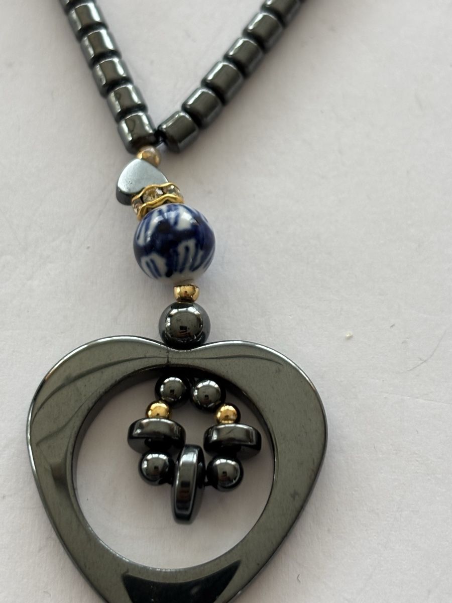 Catenine: Kette mit Herzanhänger und blauer Schmuckperle – Usato da Langnau am Albis venduto da flusspflege 1