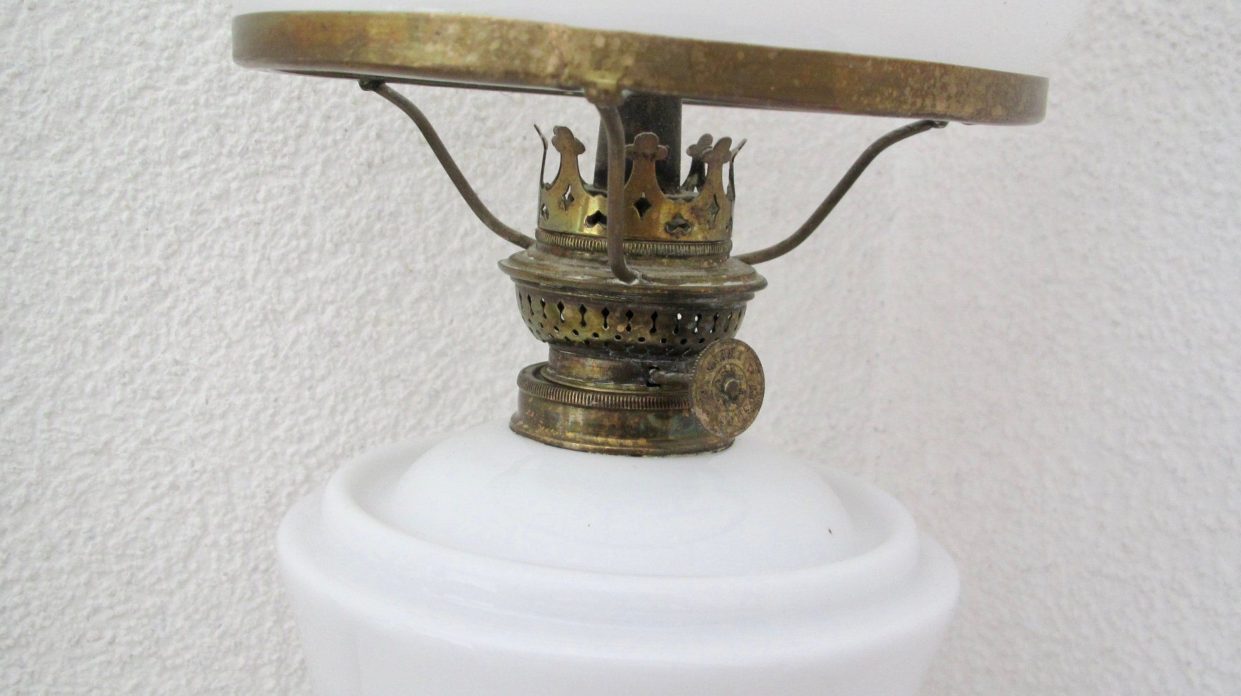 Lampade: LAMPE A PETROL EN OPALINE ANCIENNE – Usato da Murten venduto da Selliot 1