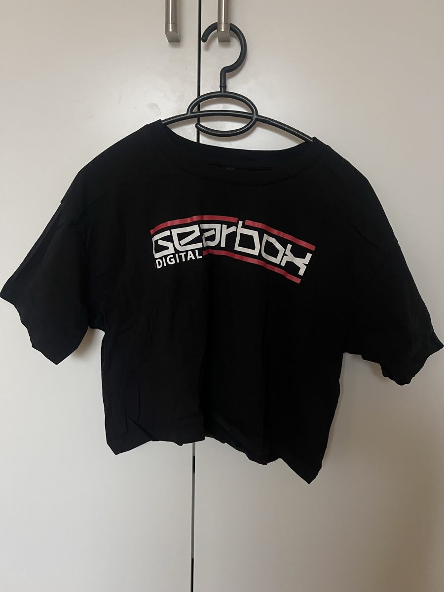 T-shirt: Schwarzes Crop T-Shirt "Gearbox Digital" – Usato da Olten venduto da Sarastuebi
