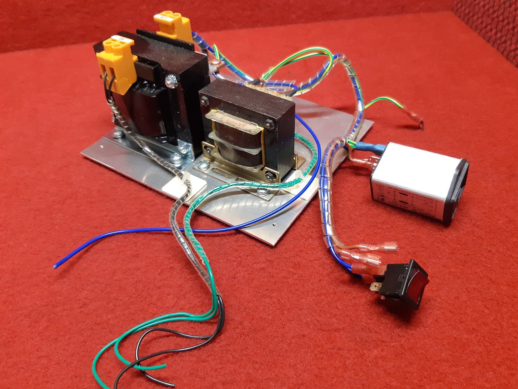 Componenti elettronici: 2 Stk. Transformatoren, 12V & 48V, ungtestet! Inkl. Schalter – Usato da Lohn-Ammannsegg venduto da Molch7