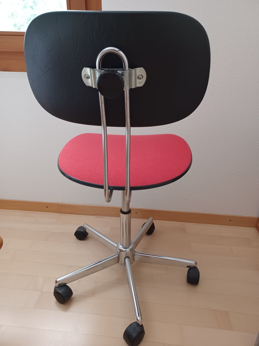 Chaises: Retro-Stuhl mit rotem Polster – D'occasion à Rickenbach TG par mze_hr7k 1