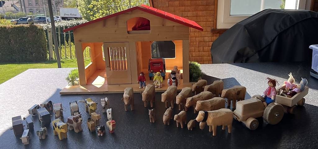 Giocattoli: Holzstall inkl. Zubehör  – Usato da Appenzell Steinegg venduto da Coco2010