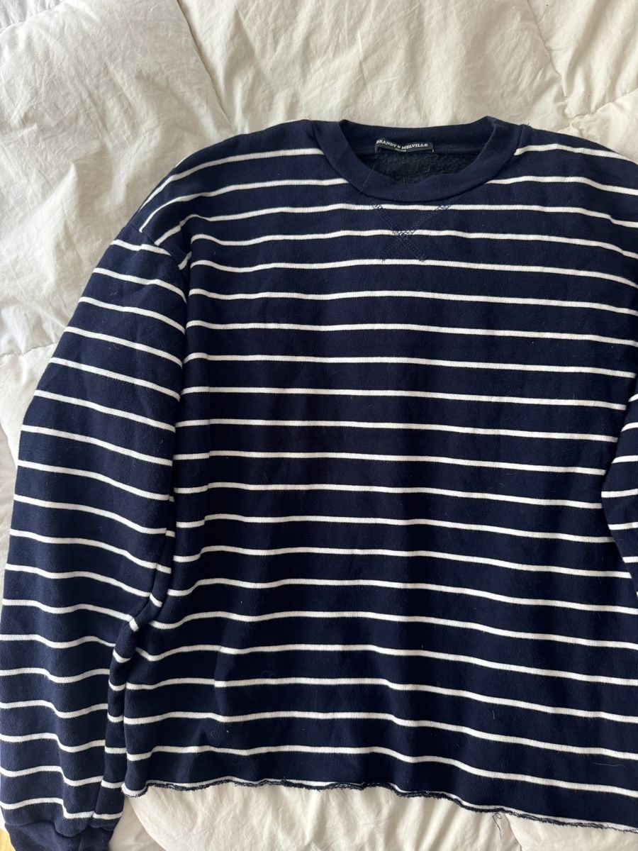 Brandy Melville Pulls & Sweat-shirts: Pull Brandy Melville rayé bleu blanc taille unique – D'occasion à Genève par lejardindesvetements 1