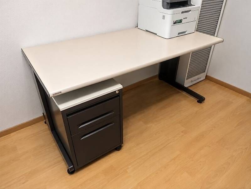 Scrivanie: Ensemble bureau + armoire de rangement – Usato da Courtételle venduto da Moredyl