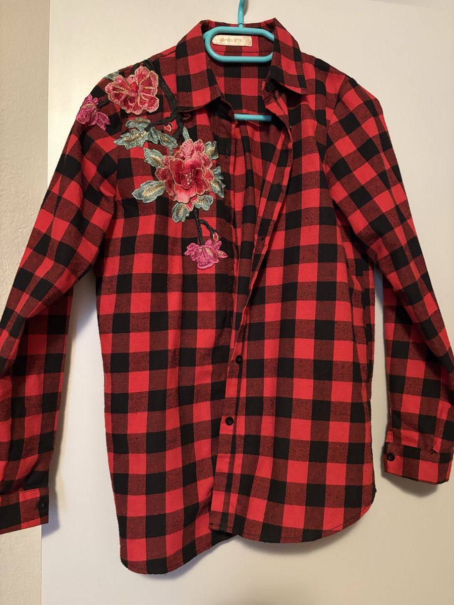 Camicette: Camicia con fiori applicati – Usato da Viganello venduto da Orisole