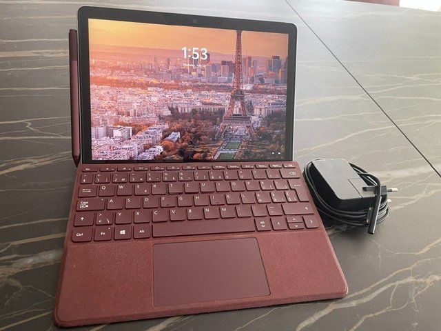 Microsoft Notebooks: `Surface Go 2 mit Pen und Typecover (bordeauxrot) – Gebraucht aus Ennetbaden von djpejic